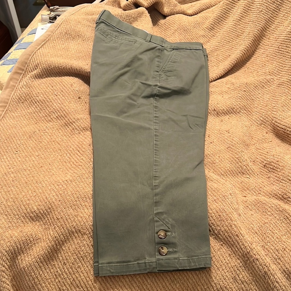 Croft & Barrow olive green size 10 capris